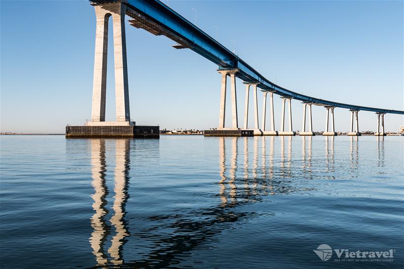 Trên máy bay. Vượt tuyến đổi ngày